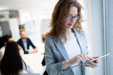 İş adamları iş office projesinde birlikte çalışma grubu