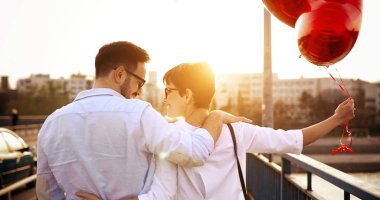 Gün batımında birbirine aşık güzel bir çift. Sarılmak ve dışarıda çıkmak.