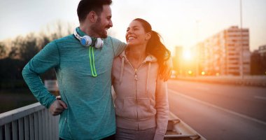 Mutlu genç sportif çift doğada romantik anların paylaşımı