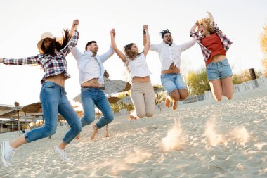 Mutlu arkadaş atlama ve having fun plaj yaz