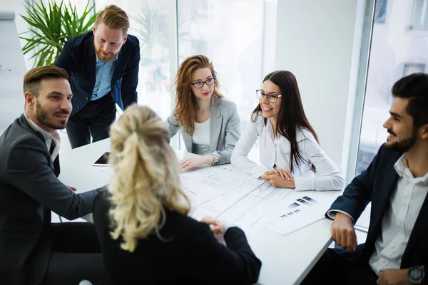 Colegas Negócios Discutindo Novas Ideias Brainstorming Escritório Moderno — Fotografia de Stock