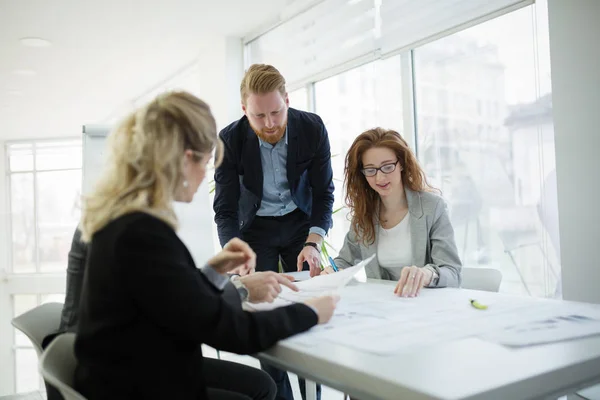 Gruppo Uomini Affari Che Collaborano Progetto Negli Uffici Commerciali — Foto Stock