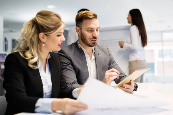 Gruppo Giovani Imprenditori Che Lavorano Insieme Progetto — Foto Stock