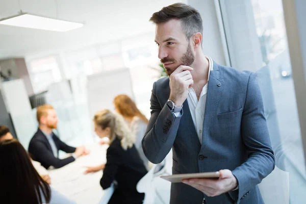 Gruppe Von Geschäftsleuten Die Einem Projekt Büro Mitarbeiten — Stockfoto