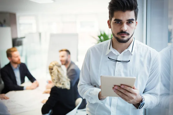 Imagen Personas Que Tienen Reuniones Negocios Sala Conferencias — Foto de Stock