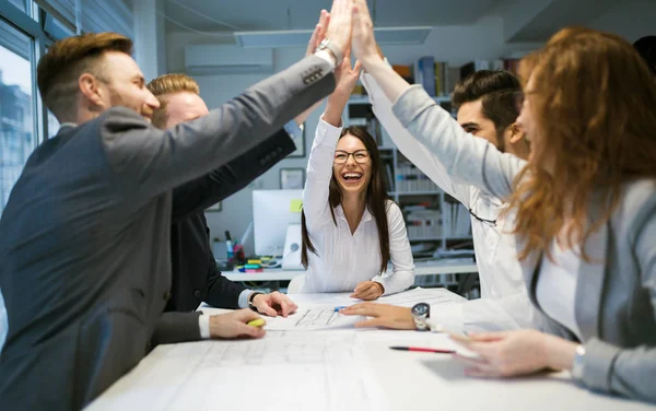 Felici Uomini Affari Che Celebrano Successo Azienda — Foto Stock