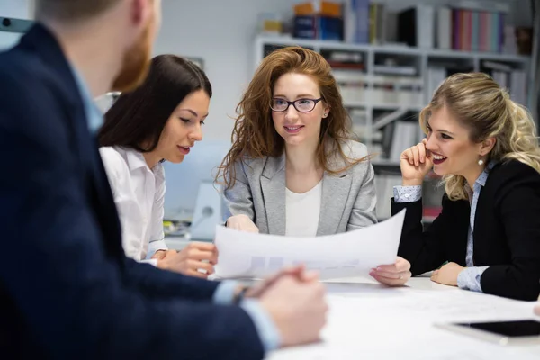 Gente Negocios Divierten Charlan Oficina Del Lugar Trabajo — Foto de Stock