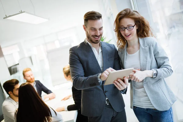 Felices Colegas Negocios Chat Casual Oficina — Foto de Stock