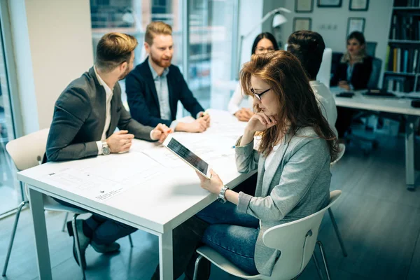 Birlikte bir proje üzerinde çalışırken ve ofiste beyin fırtınası iş adamları