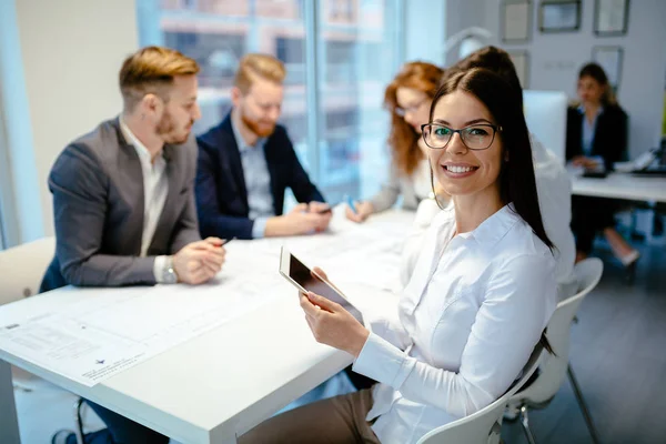 Gruppe Junger Geschäftsleute Arbeitet Gemeinsam Projekt — Stockfoto