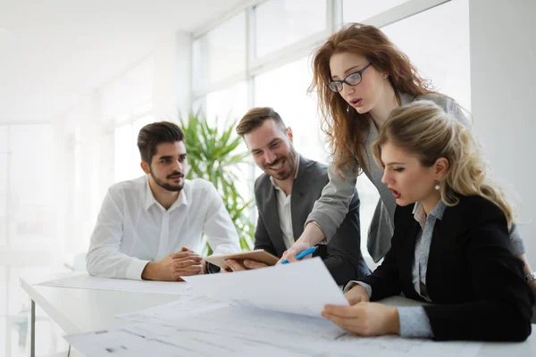 Giovani Uomini Affari Intelligenti Incontrano Moderno Ufficio Commerciale — Foto Stock