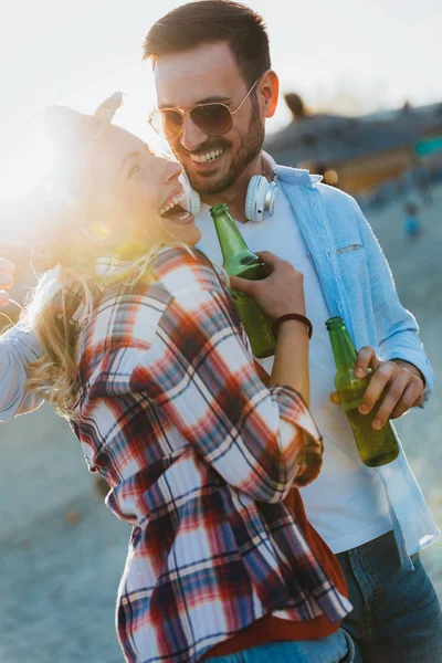 Joyeux Jeune Couple Souriant Buvant Bière Plage — Photo