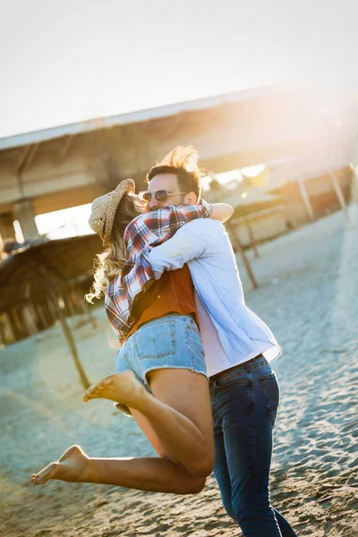 Gerçekten mutlu oynak çifti kumsalda eğleniyor aşık