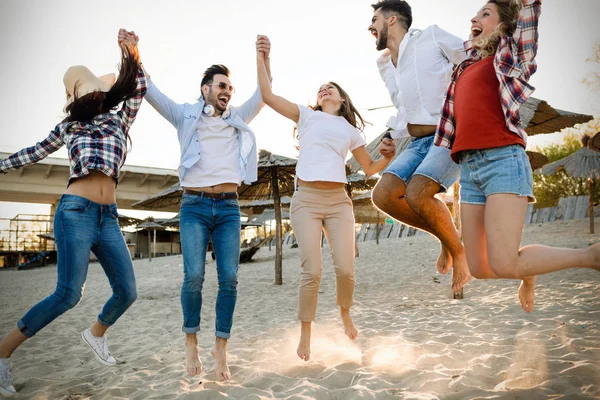 Felices Amigos Saltando Divirtiéndose Playa Verano — Foto de Stock