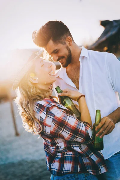 Щаслива Молода Пара Посміхається Пиво Пляжі — стокове фото