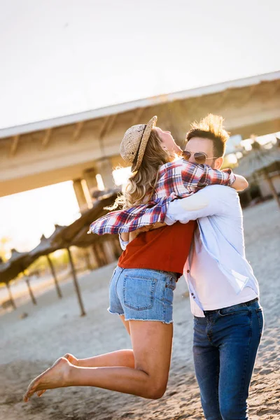 Lyckliga Paret Leende Och Kul Tid Stranden — Stockfoto