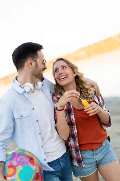 Riktigt Glad Lekfull Par Älskar Att Kul Stranden — Stockfoto