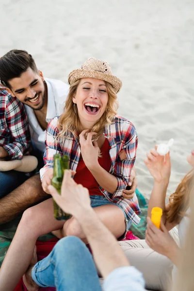 ビーチ パーティーの友人 陽気な若者がビーチで素敵な時間を一緒に過ごすと ビールを飲み — ストック写真