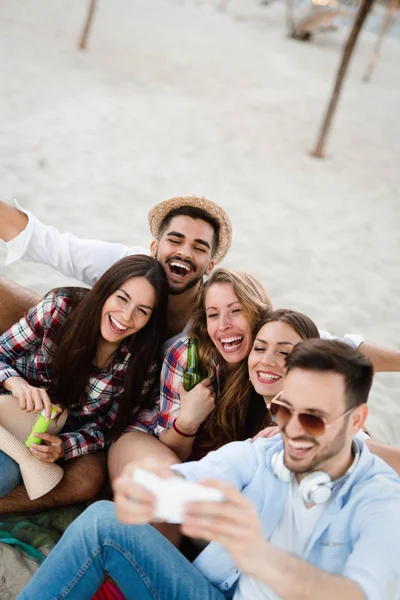 Ομάδα Νέων Φίλων Γελώντας Και Πίνοντας Μπύρα Στην Παραλία — Φωτογραφία Αρχείου