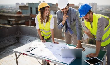 Şantiyede mimar, işletme müdürü ve mühendis toplantı projesi