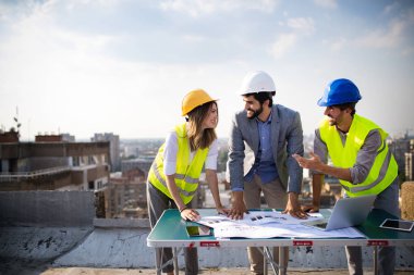 Mimarlık ekibi ve mühendislik grubunda inşaat şantiye kontrol belgeleri