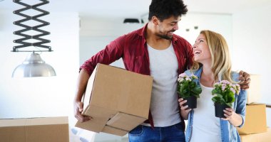 Yeni ev taşıma ve carboard kutuları açma genç evli çift