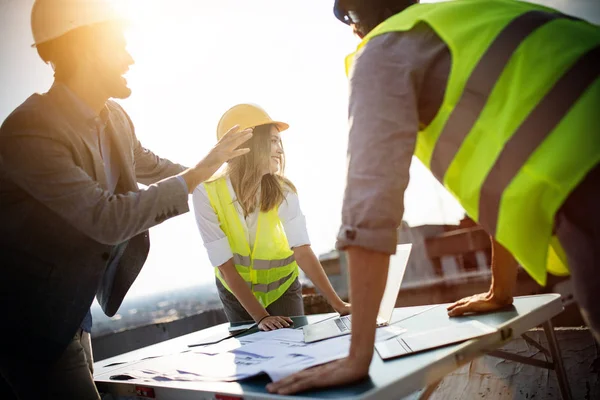 Arkitekter Affärschef Och Ingenjör Mötes Projekt Byggarbetsplatsen — Stockfoto