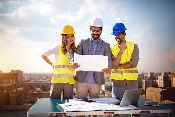 Equipo Ingenieros Arquitectos Trabajando Juntos Obra — Foto de Stock