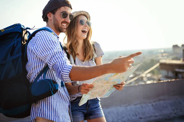 Jovens Casais Felizes Viajantes Segurando Mapa Mãos Férias — Fotografia de Stock