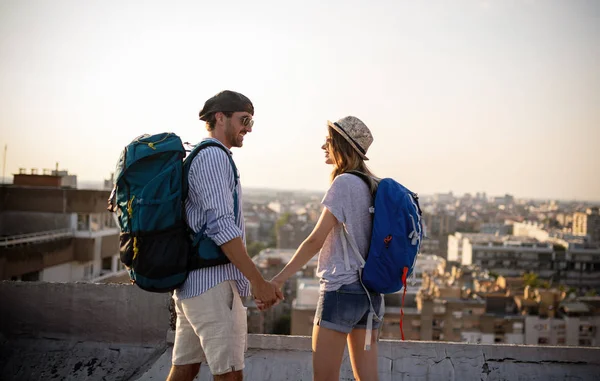 Feliz Joven Pareja Viajeros Turismo Divertirse — Foto de Stock