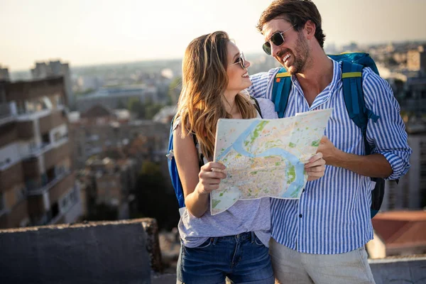 愉快的年轻夫妇在度假观光城市与地图 — 图库照片