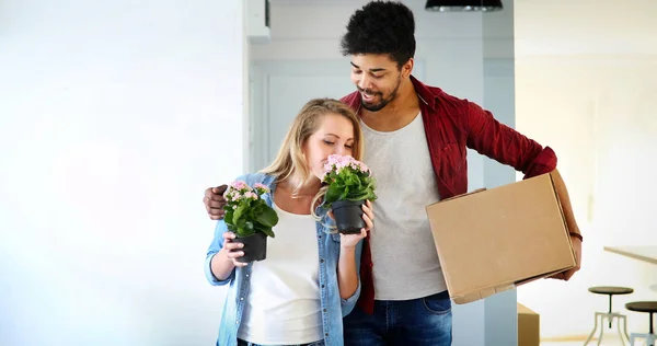 Jovem Casal Feliz Amor Movendo Nova Casa Desempacotando Caixas — Fotografia de Stock