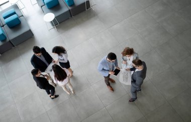 Bir grup mimar ve iş adamı birlikte çalışıyor ve beyin fırtınası yapıyorlar.