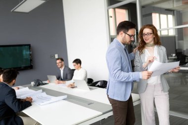 Bir grup mimar ve iş adamı birlikte çalışıyor ve beyin fırtınası yapıyorlar.