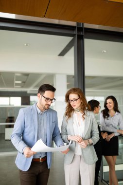 Bir grup mimar ve iş adamı birlikte çalışıyor ve beyin fırtınası yapıyorlar.