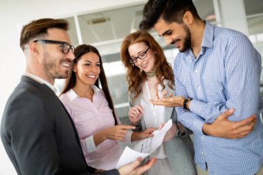 Ofisteki projede işbirliği yapan bir grup iş adamı