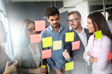 İş insanlar modern ofis birlikte planlama stratejisi