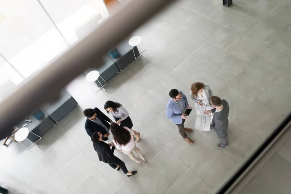 Gruppe Von Architekten Und Geschäftsleuten Die Zusammenarbeiten Und Brainstorming Betreiben — Stockfoto