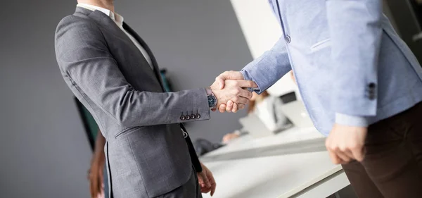 Dois Homens Negócios Confiantes Apertando Mãos Durante Uma Reunião Escritório — Fotografia de Stock