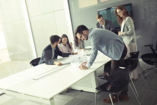 Grupo Arquitetos Empresários Que Trabalham Juntos Fazem Brainstorming — Fotografia de Stock