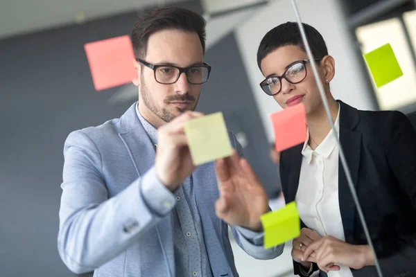 Colaboración Análisis Empresarios Que Trabajan Oficina Negocios — Foto de Stock