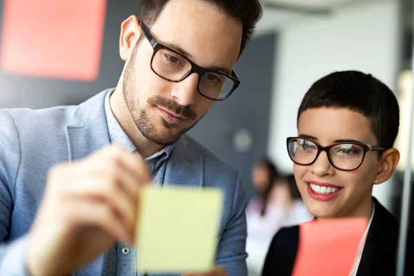 Geschäftsleute Treffen Sich Büro Und Verwenden Post Notes Ideen Auszutauschen — Stockfoto