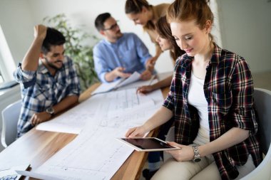 İş ortaklarının toplantıda belge ve fikirleri tartıştığı resim