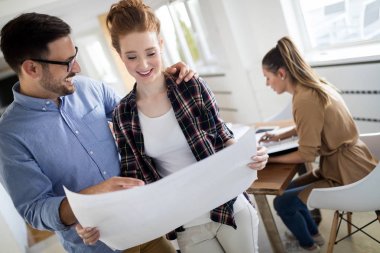 Startupteamwork beyin fırtınası toplantı kavramı. Proje üzerinde birlikte çalışan kişiler