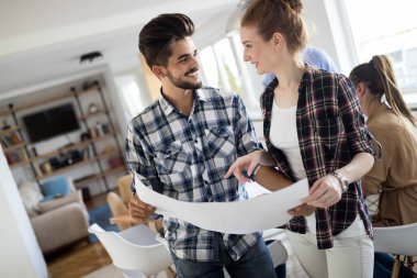 Takım birlikte Office proje üzerinde çalışan mimarlar