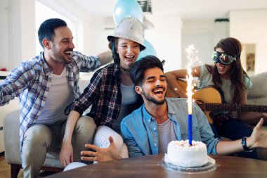 Doğum günü kutluyor ve zevk arkadaş grubu