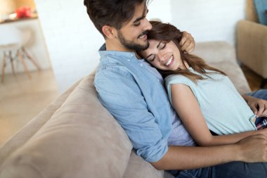 Genç ve çekici bir çift evde birlikte vakit geçiriyorlar.