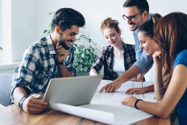 İş ortaklarının toplantıda belge ve fikirleri tartıştığı resim