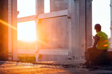 Erkek mimar site oluşturma, telsiz iletişim kurma