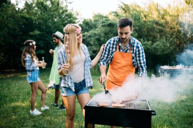 Arkadaşlar barbekü partisinin tadını çıkarıyorlar.